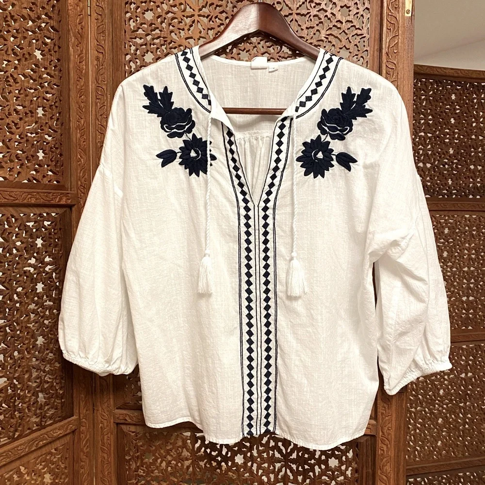 🚺 GAP White Boho Top with Navy Embroidery - Picture 1 of 6